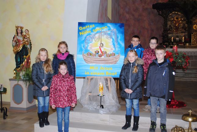 In der Adventszeit stellten sich die Kinder in den Pfarrgemeinden Neuhof und Rommerz vor und präsentierten auch ihr Motto ("Mit Jesus in einem Boot"). Das Foto zeigt die Erstkommunionkinder aus Rommerz mit dem von Uli Kern gestalteten Motto-Bild.
